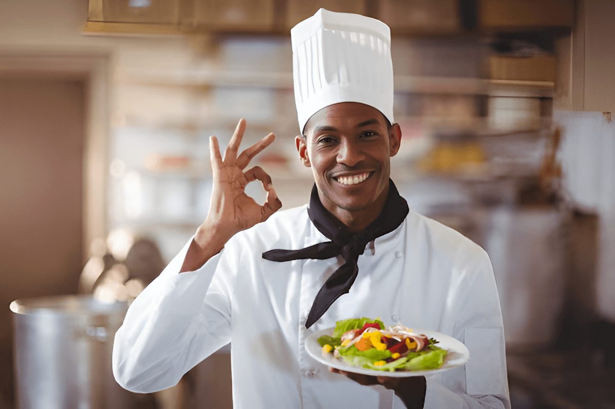 Chef souriant présentant un plat